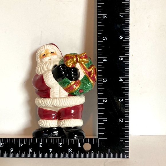 Fitz & Floyd Vintage Salt Bottom & Pepper Top Santa Holding Wreath 5" x 3.5" - Picture 3 of 16